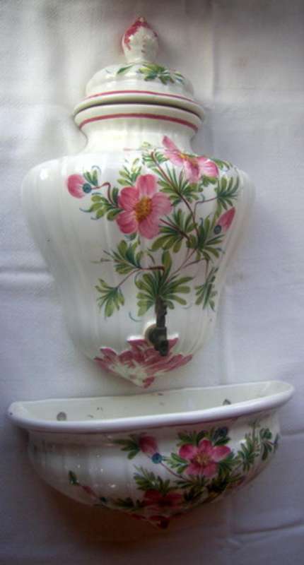 STUNNING  CAPO DI MONTE WATER URN AND BASIN - HANDMADE ITALIAN BEAUTY - THREE PIECE