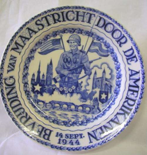 MAASRICHT - THE FIRST CITY TO BE FREED IN HOLLAND 1944 COMMEMORATIVE PLATE