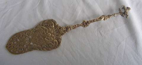 BEAUTIFULLY ORNATE CAKE LIFTER CHERUBS AND HORSES