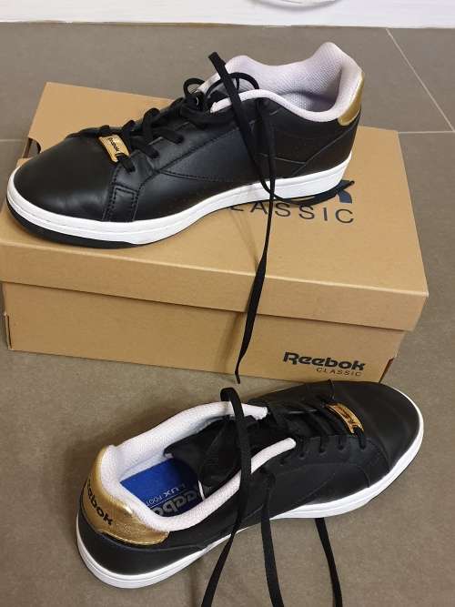 Reebok sneakers size 4