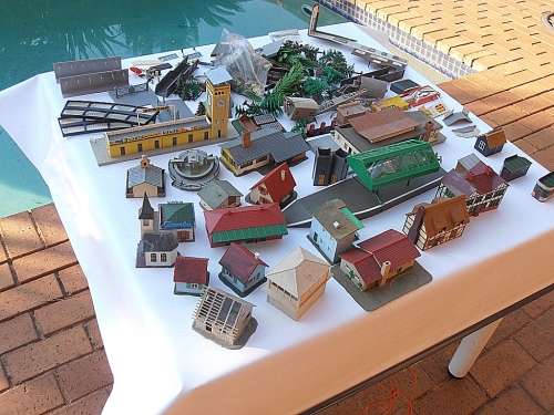 Big lot vintage model railway accessories, buildings, houses, people, trees etc