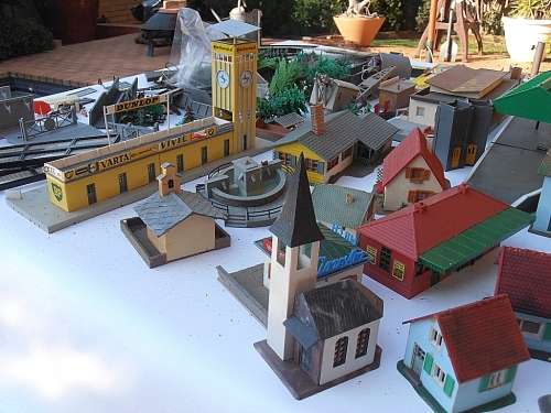 Big lot vintage model railway accessories, buildings, houses, people, trees etc
