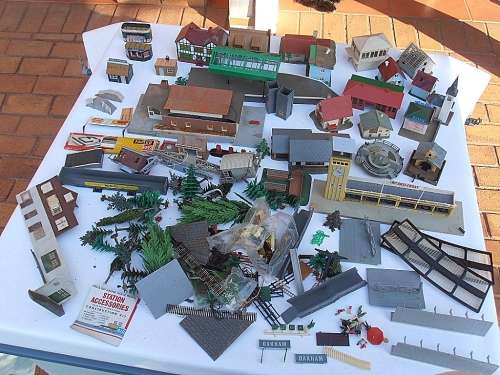 Big lot vintage model railway accessories, buildings, houses, people, trees etc