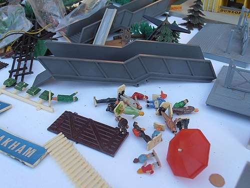 Big lot vintage model railway accessories, buildings, houses, people, trees etc