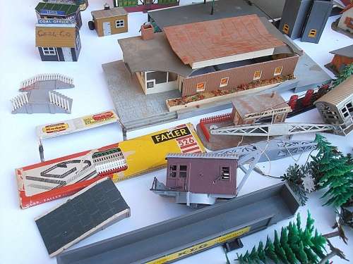 Big lot vintage model railway accessories, buildings, houses, people, trees etc