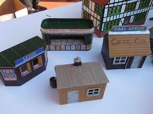 Big lot vintage model railway accessories, buildings, houses, people, trees etc
