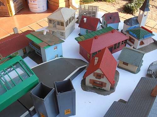 Big lot vintage model railway accessories, buildings, houses, people, trees etc