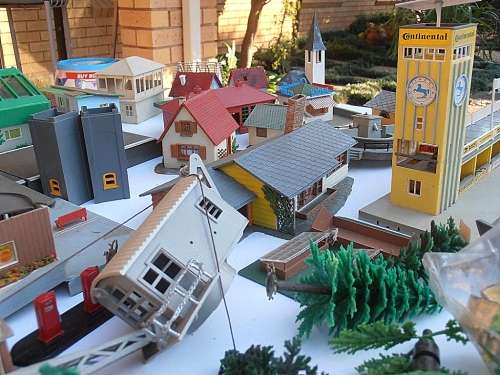 Big lot vintage model railway accessories, buildings, houses, people, trees etc