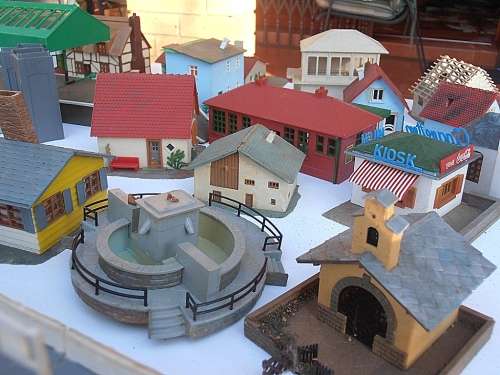 Big lot vintage model railway accessories, buildings, houses, people, trees etc