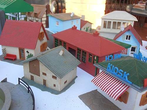 Big lot vintage model railway accessories, buildings, houses, people, trees etc