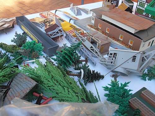 Big lot vintage model railway accessories, buildings, houses, people, trees etc