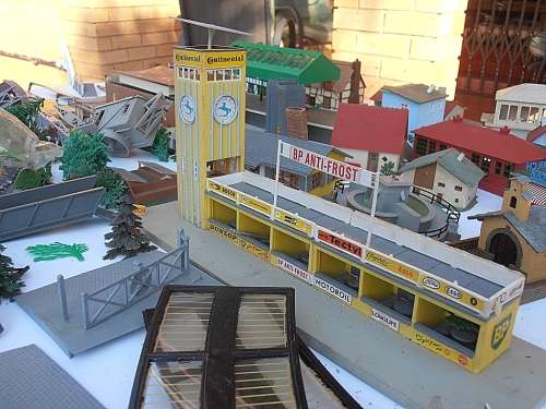 Big lot vintage model railway accessories, buildings, houses, people, trees etc