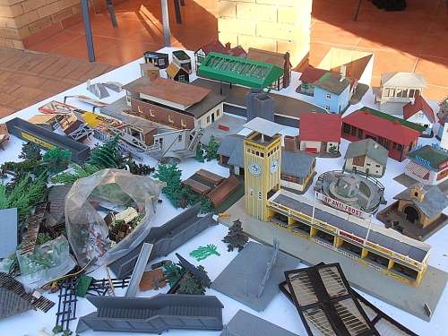 Big lot vintage model railway accessories, buildings, houses, people, trees etc