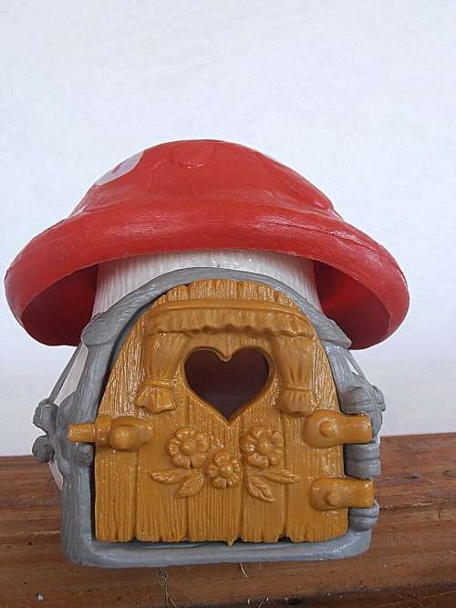 Old Red Cottage, Vintage Smurfs figure, Shipping will only be charged once!