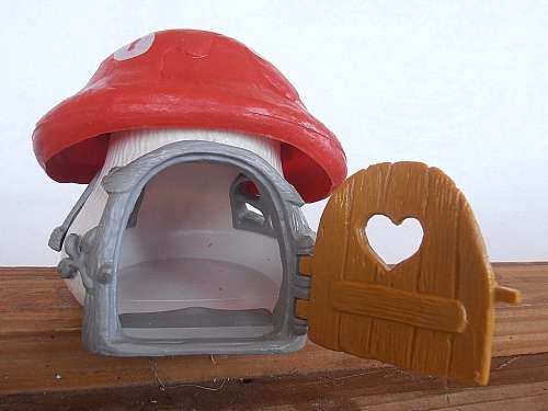 Old Red Cottage, Vintage Smurfs figure, Shipping will only be charged once!