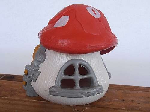 Old Red Cottage, Vintage Smurfs figure, Shipping will only be charged once!
