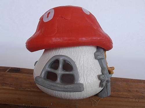 Old Red Cottage, Vintage Smurfs figure, Shipping will only be charged once!