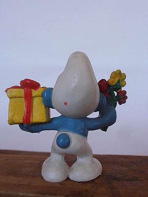 20040 Gift Smurf, Vintage Smurfs figure, Shipping will only be charged once!