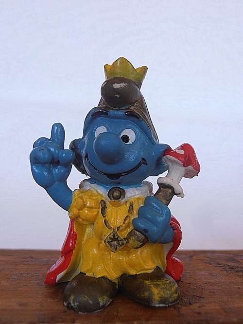 20046 Emperor Smurf, yellow dress, Vintage Smurfs figure, Shipping will only be charged once!