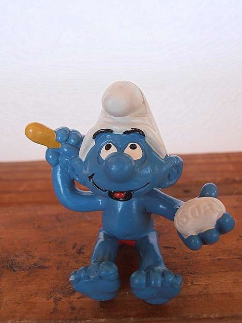 40235 Sitting with soap and brush Smurf, Vintage Smurfs figure, Shipping will only be charged once!