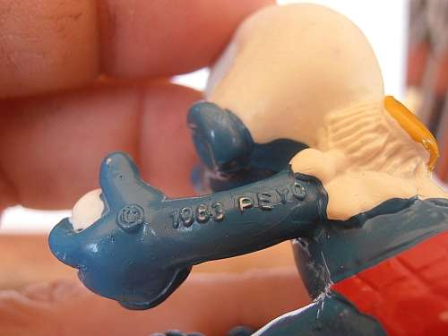 40235 Sitting with soap and brush Smurf, Vintage Smurfs figure, Shipping will only be charged once!