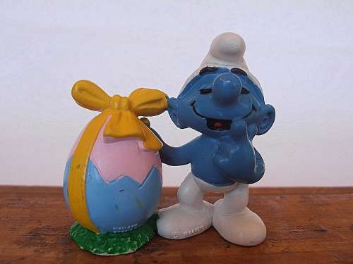 2.0490 Smurf with easter egg, Vintage Smurfs figure, Shipping will only be charged once!