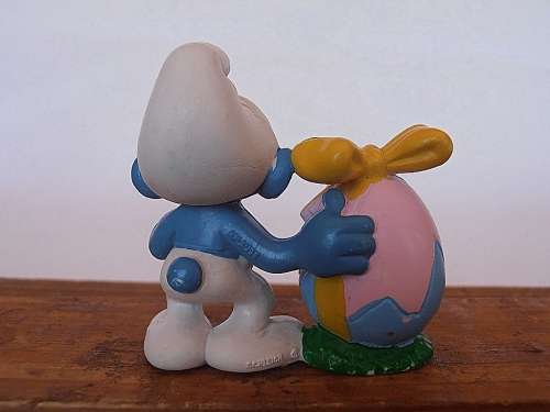 2.0490 Smurf with easter egg, Vintage Smurfs figure, Shipping will only be charged once!