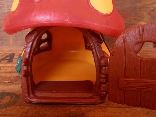 Red/yellow Smurf Cottage, EXCELLENT COND.,Vintage Smurfs figure, Shipping will only be charged once!
