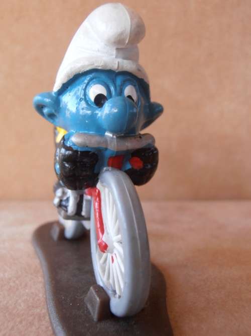 40501 Cyclist **SUPER SMURF**, vintage Smurfs figure. Shipping will only be charged once!
