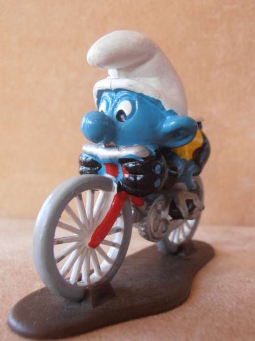 40501 Cyclist **SUPER SMURF**, vintage Smurfs figure. Shipping will only be charged once!