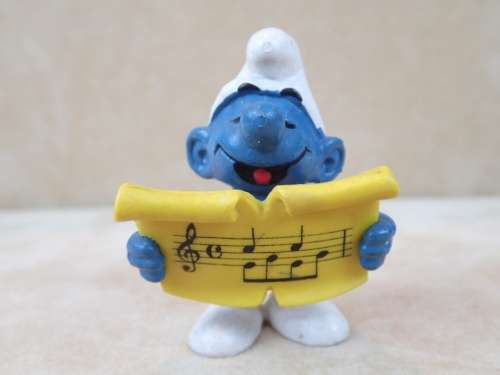 20038 Singer Smurf, vintage Smurfs figure. Shipping will only be charged once!