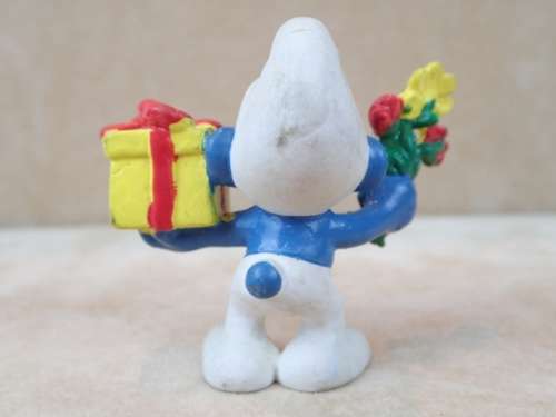 20040 Gift Smurf, vintage Smurfs figure. Shipping will only be charged once!