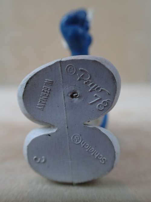 20056 Card Player Smurf, vintage Smurfs figure. Shipping will only be charged once!