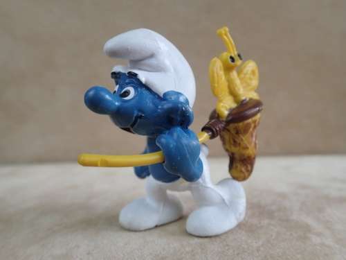 40209 Butterfly Catcher Smurf, vintage Super Smurfs figure. Shipping will only be charged once!