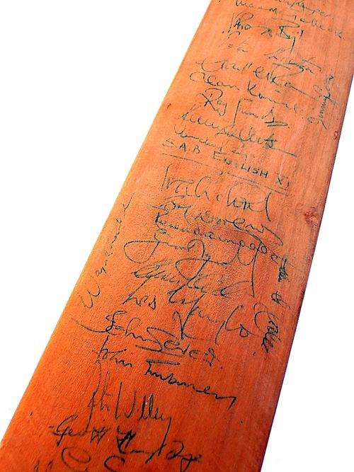 SIGNED BAT - SOUTH AFRICA vs SOUTH AFRICAN BREWERIES ENGLISH XI 1981/82 tour