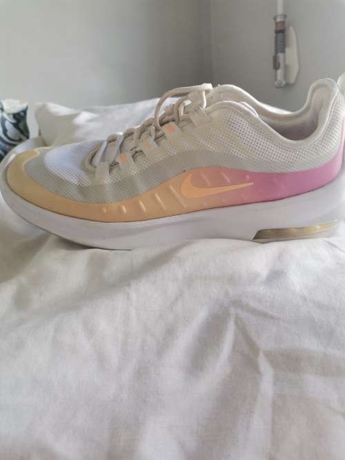 Nike Air max, ladies. SIZE 6. Free shipping.
