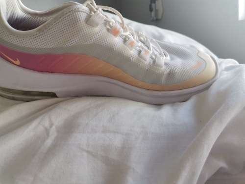 Nike Air max, ladies. SIZE 6. Free shipping.