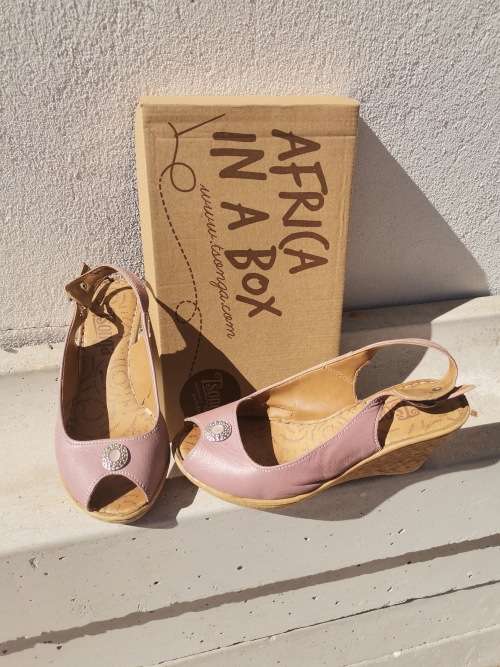 Tsonga leather wedge size 4