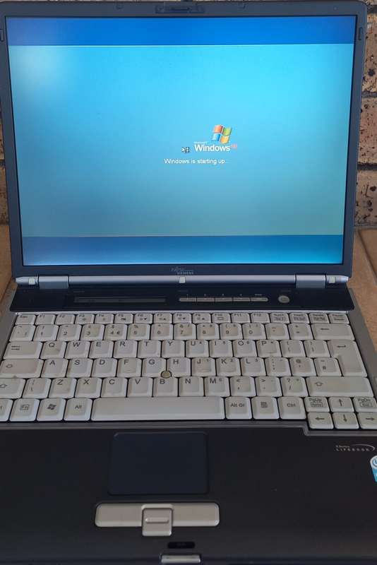 Fujitsu Siemens Lifebook Windows XP Laptop