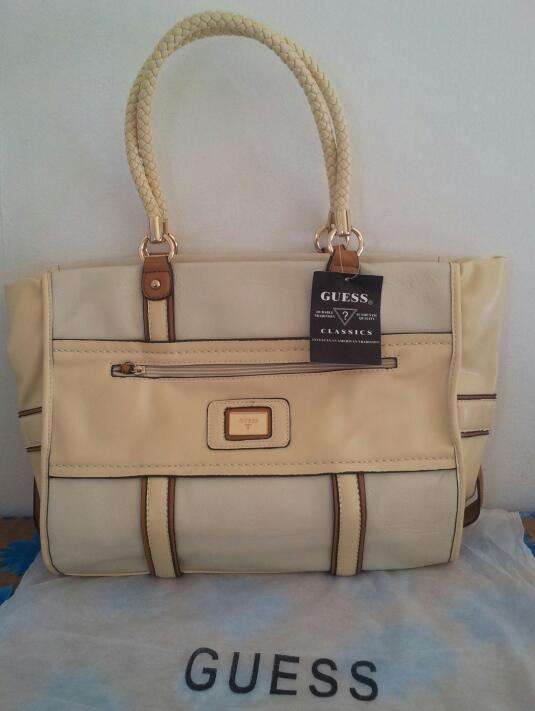 AUTHENTIC LADIES GUESS HANDBAG