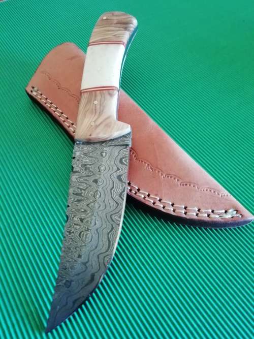 HANDMADE DAMASCUS STEEL HUNTING KNIFE !!!