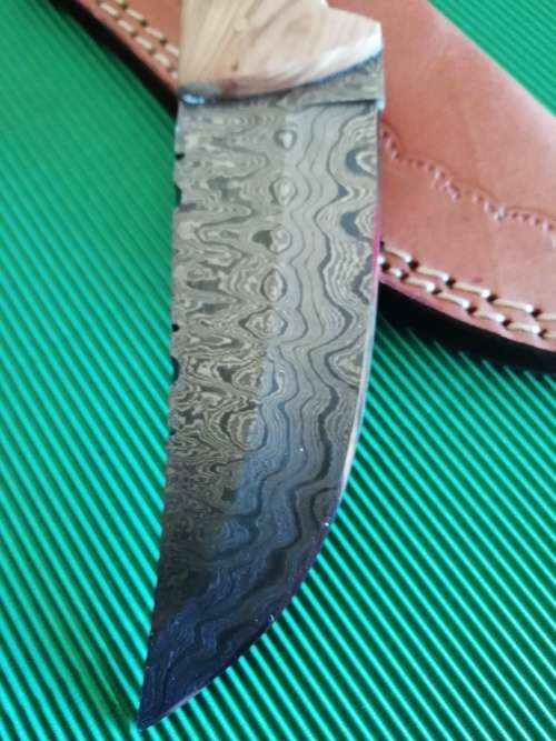 HANDMADE DAMASCUS STEEL HUNTING KNIFE !!!