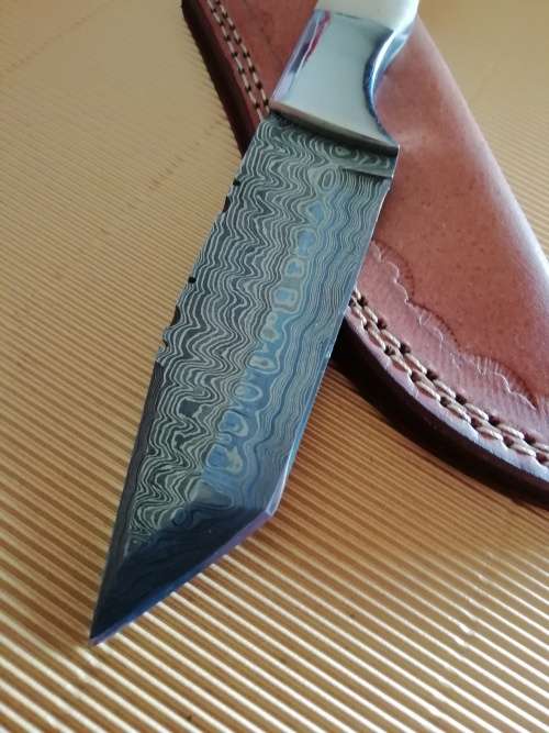 HANDMADE DAMASCUS STEEL HUNTING KNIFE !!!