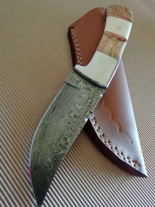 HANDMADE DAMASCUS STEEL HUNTING KNIFE !!!