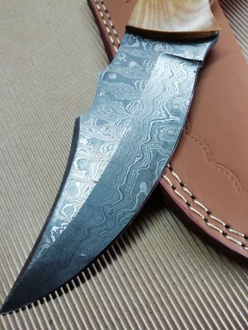 HANDMADE DAMASCUS STEEL HUNTING KNIFE !!!