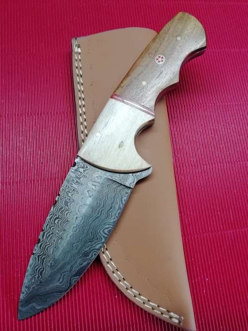 HANDMADE DAMASCUS STEEL HUNTING KNIFE !!!