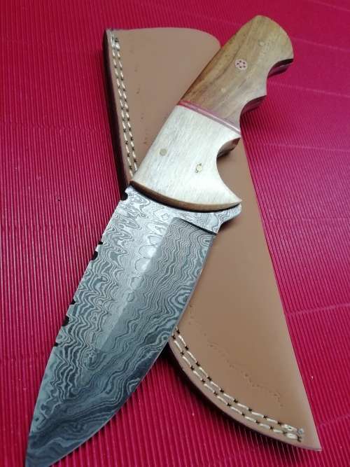 HANDMADE DAMASCUS STEEL HUNTING KNIFE !!!