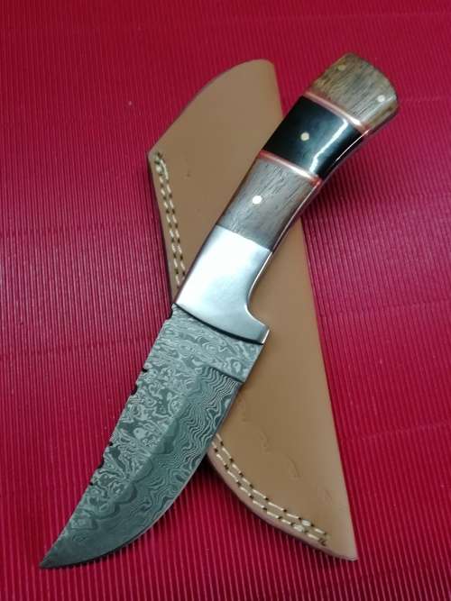 HANDMADE DAMASCUS STEEL HUNTING KNIFE !!!