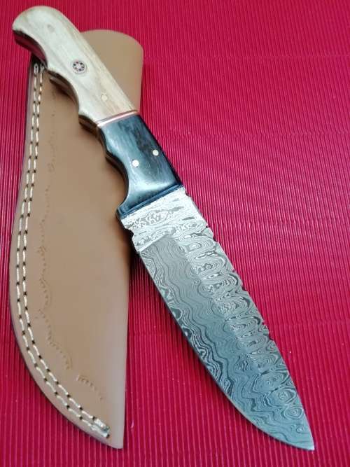 HANDMADE DAMASCUS STEEL HUNTING KNIFE !!!