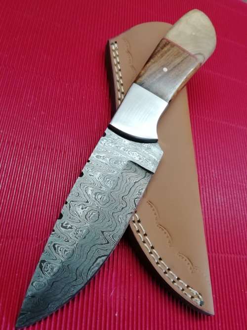 HANDMADE DAMASCUS STEEL HUNTING KNIFE !!!